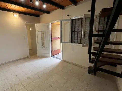 Casa 6 ambientes con 1 baño