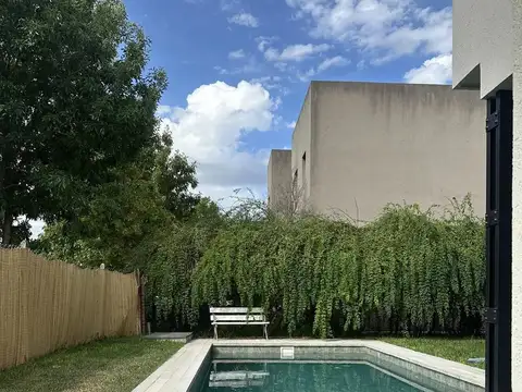 Casa en venta - 3 Dormitorios 5 Baños - Malvinas Argentinas