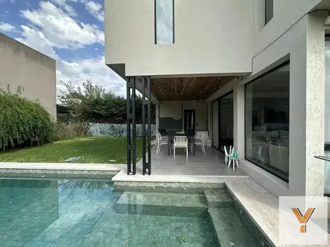 Casa en venta - 3 Dormitorios 5 Baños - Malvinas Argentinas