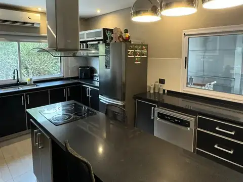 Casa 6 ambientes con 4 baños