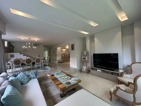 Casa 5 ambientes con 4 baños