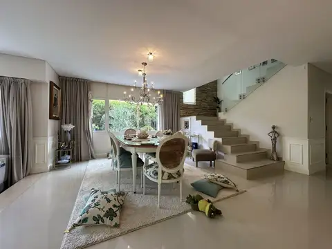 Casa en Venta con 4 cocheras