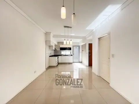 Departamento 2 ambientes al frente con balcón, patio y cochera, en Mataderos