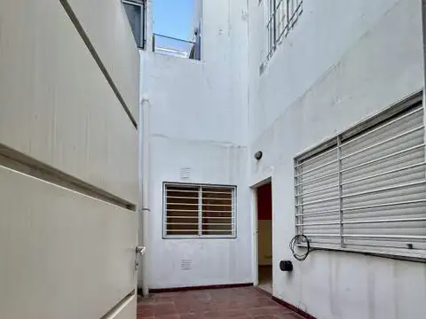 POLA al 2900, MATADEROS. PH de 2 ambientes con DOS PATIOS.  Bajas Expensas. Excelente estado!