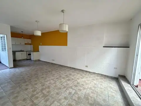 POLA al 2900, MATADEROS. PH de 2 ambientes con DOS PATIOS.  Bajas Expensas. Excelente estado!