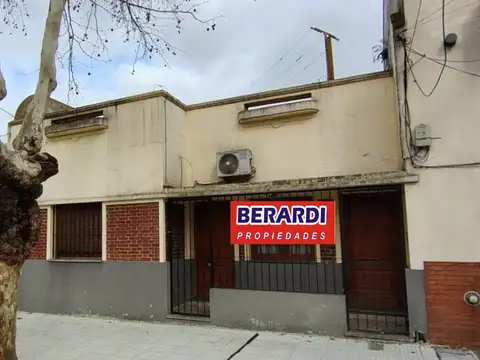 Casa en lote 8,66 x 27- Ideal para refaccionar - Llavallol al 5400