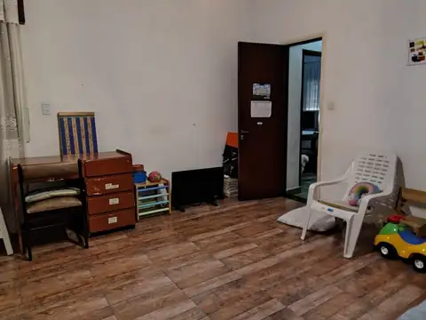 Casa en lote 8,66 x 27- Ideal para refaccionar - Llavallol al 5400