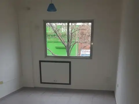 Depto de escalera en zona facultativa y comercial. Excelente ubicación.
