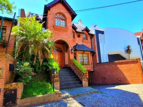 Casa en Venta con 3 cocheras