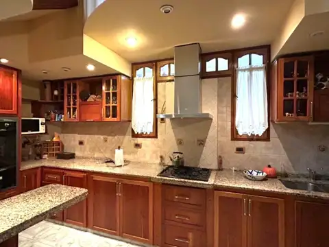 Casa 7 ambientes con 2 baños