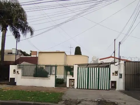 Casa multifamiliar en lote de 428m2 parque y cochera