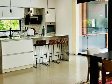 Casa 4 ambientes con 2 baños