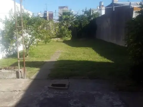 CASA 4 AMBIENTES CON 2 COCHERAS ESCUCHA OFERTAS