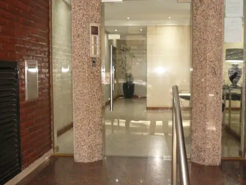 Semi piso 4 amb al frente, con dep. balcón y cochera s/P.Goyena