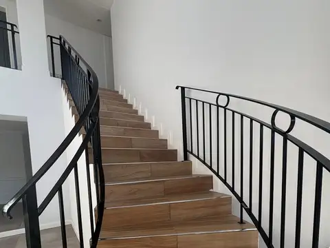 Casa en Alquiler con 4 cocheras