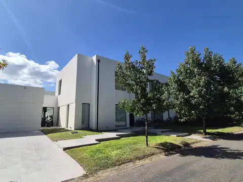 Casa en Venta en Albanueva, USD 970.000