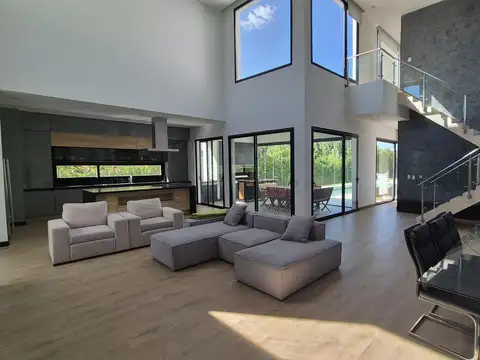 Casa 7 ambientes con 4 baños