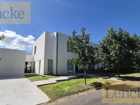 Casa en Venta en Albanueva, USD 970.000