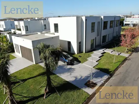 Unica casa de diseño casi a estrenar en Albanueva, 5 dormitorios, en venta