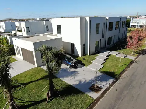 Unica casa de diseño casi a estrenar en Albanueva, 5 dormitorios, en venta