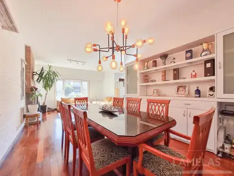 Casa en Venta con 2 cocheras