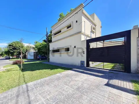 CASA EN VENTA DE 2 DORMITORIOS Y COCHERA EN LA PLATA