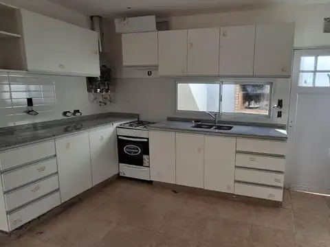 CASA EN ALQUILER DE 2 DORMITORIOS CON COCHERA, Planta baja, reciclada a nueva..