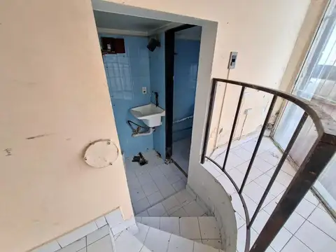 ESQUINA BAJAS EXPENSAS CON SOTANO 2 BAÑOS