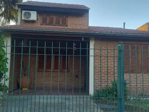 Venta Casa 4 amb. (Jardin, Parrilla, Cocheras) - Estación de Luis Guillón