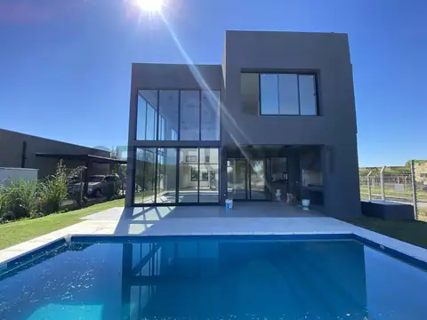CASA CON PILETA SALA DE AUDIO/CINE EN SAN RAMON