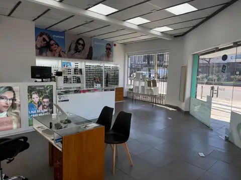 Local sobre Hipólito Yrigoyen en esquina. Inmejorables condiciones 120 Mts2