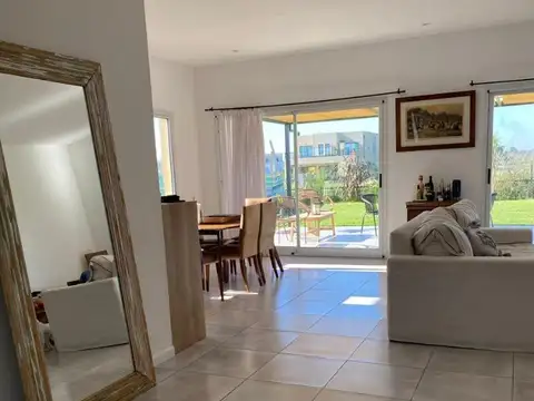 Casa en Venta con 3 cocheras