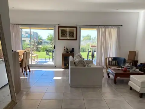 Casa 4 ambientes con 3 baños