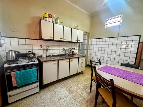 Casa 6 ambientes con 2 baños