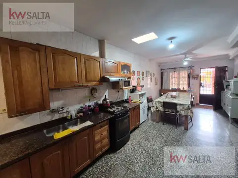 Casa 6 ambientes con 2 baños