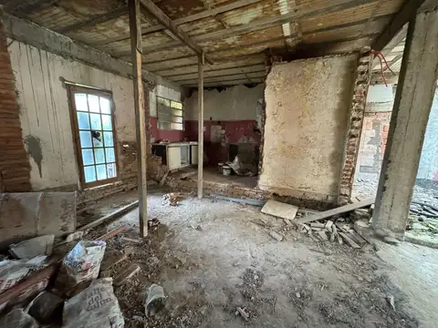 Terreno con construcción de vivienda a terminar. PH