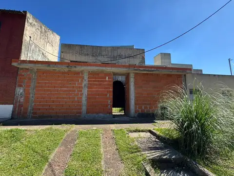 Terreno con construcción de vivienda a terminar. PH