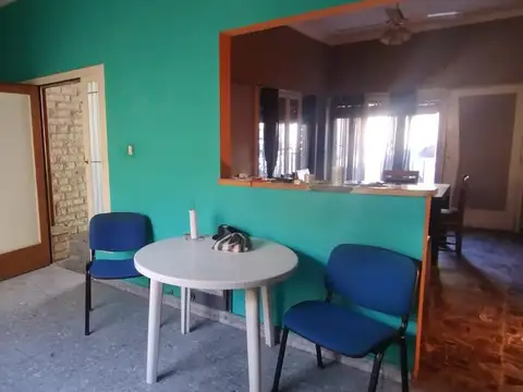 Casa 6 ambientes con 2 baños