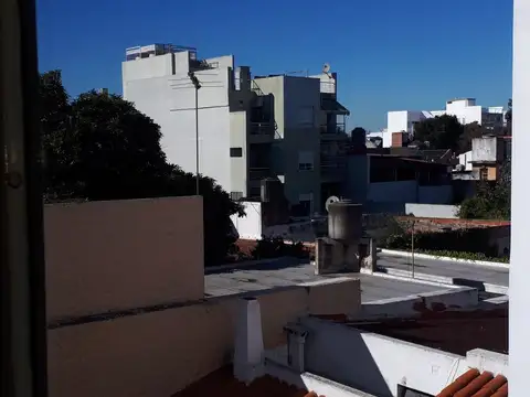 2 AMBIENTES LATERAL MUY LUMINOSO, POR ESCALERA