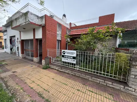 Venta Casa de 3 ambientes con cochera y terraza en Sarandi