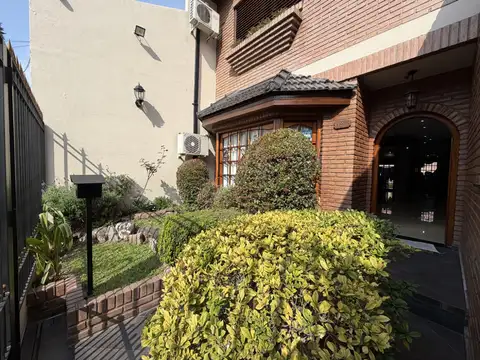 Venta casa 5 amb con cochera pileta quincho-flores