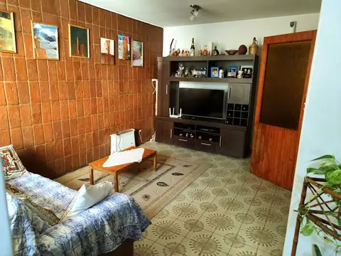 Casa 6 ambientes con 2 baños