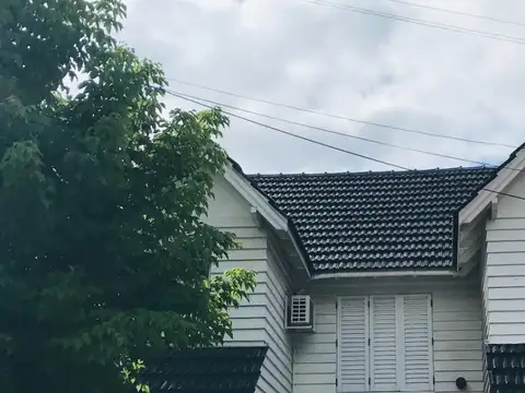 Casa en venta - 3 Dormitorios 2 Baños - 130Mts2 - Lanús