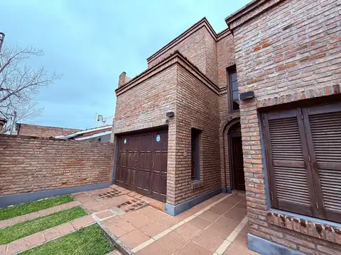 Casa 5 ambientes con 3 baños