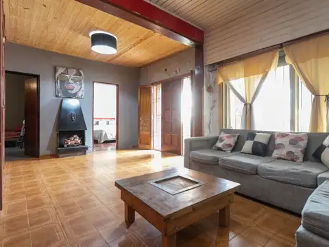 Casa 5 ambientes con jardín, patio y cochera.