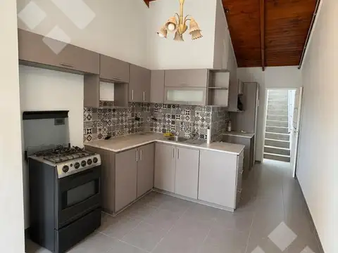 VENTA CASA 4 DORMITORIOS - B° GODOY, CIPOLLETTI