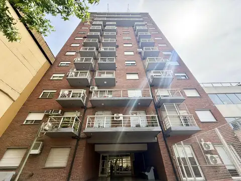 Amplio departamento 4 ambientes USO PROFESIONAL.