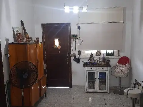 Tipo casa al frente con patio