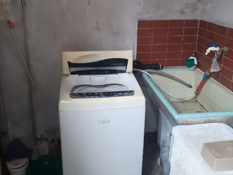 Tipo casa al frente con patio