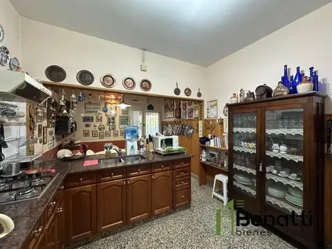 Casa MULTIFAMILIAR 6 ambientes con patio y jardín en VENTA